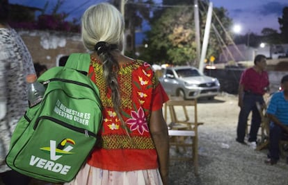 Una mujer indígena con una mochila del Partido Verde en Tehuantepec.