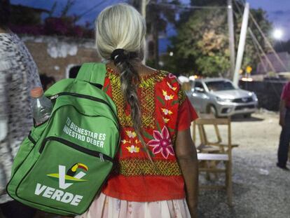 Una mujer indígena con una mochila del Partido Verde en Oaxaca.