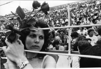 Una mujer con un par de rosas en un mitin de Felipe González en Las Palmas de Gran Canaria, el 17 de octubre de 1982. El PSOE ganó las elecciones del 20-O.