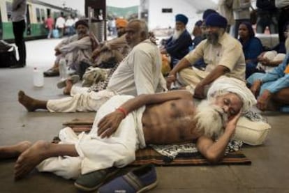 Estación de tren en Varanasi (India).