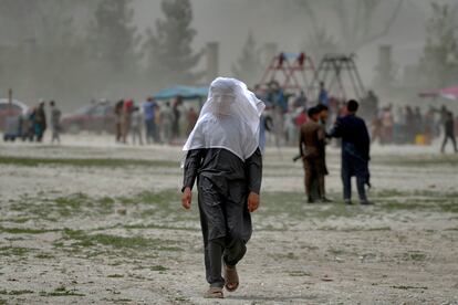 Un niño se cubre la cara el lunes durante una tormenta de arena en la ciudad de Kabul (Afganistán).