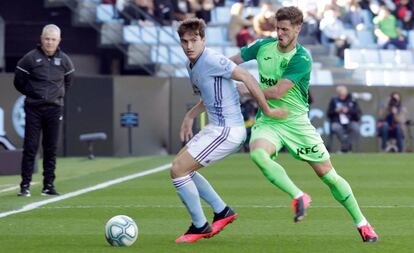 Denis (i) pugna por un balón con Rubén Pérez en el Celta-Leganés.