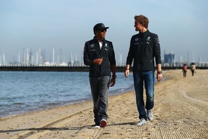 Hamilton y Rosberg pasean por una playa de Melbourne, el jueves.