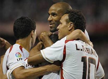 Navas, Kanouté y Luis Fabiano.