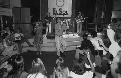 Duelos musicales en la sala El Sol, actuando el grupo musical  'Estamos dandole vueltas', en julio de 1995.