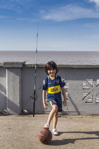 Un niño en el Río de la Plata.