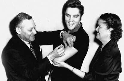 Elvis Presley siendo vacunado en los estudios de la cadena CBS, 1956