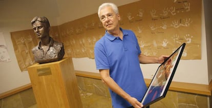 Karlos Totorika, alcalde de Ermua, con una de las fotos de la exposici&oacute;n sobre Miguel Angel Blanco, en la casa de la Cultura del municipio. 