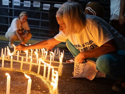 Personas encienden velas durante una vigilia afuera de la cárcel El Rodeo I este sábado, en Guatire (Venezuela). Familiares de presos políticos cumplieron 100 días de vigilias frente a cárceles de Venezuela, donde esperan la libertad de sus parientes en medio del proceso de amnistía comenzado en febrero.