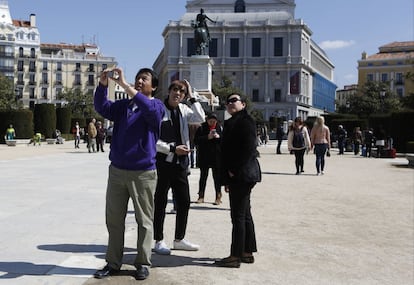 Los hoteles de cinco estrellas son los que más han aumentado sus ingresos por habitación ocupada, con 171 euros por noche, frente a los 157 del 2015. En la imagen, una famlia de turistas asiáticos en la zona del Palacio Real.