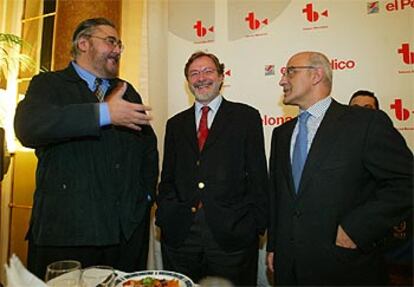 De izquierda a derecha, Antonio Franco, Juan Luis Cebrián y José Antonio Zarzalejos, ayer en Barcelona.