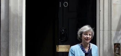 La ministra brit&aacute;nica del Interior, Theresa May frente al 10 de Downing Street.