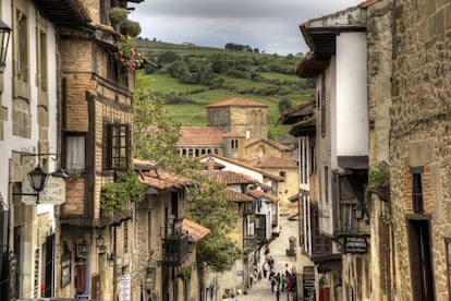 En la tercera posición de la votación se encuentra Santillana del Mar. Casas y palacios del siglo XVIII, la colegiata de Santa Juliana y un magnífico patrimonio destacan en esta localidad a media hora en coche de Santander. Más información: <a href="http://santillanadelmarturismo.com/" target="_blank">santillanadelmarturismo.com</a>