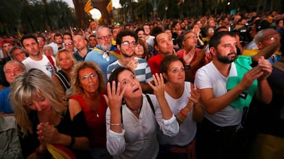 Reacciones en el Paseo de Lluís Companys a la suspensión de la declaración unilateral de independencia en octubre de 2017.