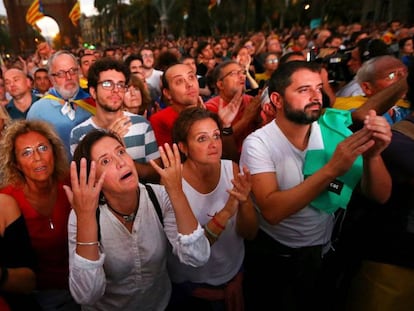 Reacciones en el Paseo de Lluís Companys a la suspensión de la declaración unilateral de independencia en octubre de 2017.