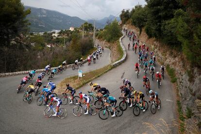 Jumbo-Visma y Deceuninck-Quick Step han sido los equipos más activos en la parte delantera del pelotón. En la imagen, una de las curvas de la etapa en los alrededores de Niza, este sábado.