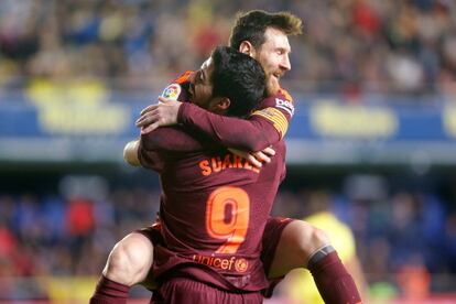 Lionel Messi celebra su segundo gol con Luis Suárez.    