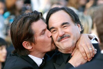 El actor Josh Brolin besa a el director Oliver Stone en Cannes.