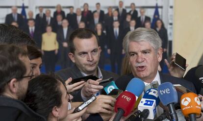 Alfonso Dastis tras una reunión sobre el 'Brexit' en Bruselas, este jueves.