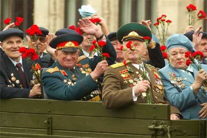 Un grupo de veteranos de la guerra han participado en el desfile militar de Moscú subidos en camiones militares ante los pasos, en la Plaza Roja, de formaciones de soldados  vestidos, en algunos casos, con uniformes de la II Guerra Mundial.

Putin ha felicitado en su discurso a los veteranos de la II Guerra  Mundial y al conjunto de Rusia por el 60 aniversario de la victoria sobre la Alemania nazi, al tiempo que subrayó que las victorias más decisivas de la contienda se produjeron en territorio de la Unión Soviética.