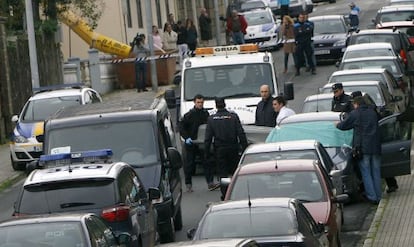 Agentes de Policía retiran el cuerpo sin vida de una mujer de 42 años
