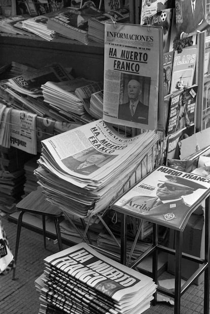 Un kiosko de prensa con los periódicos del día, entre los que destacan 'Arriba' e 'Informaciones', que anuncian el fallecimiento de Franco.
