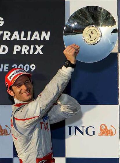 Jarno Trulli, sobre el podio tras terminar tercero en el Gran Premio de Australia.