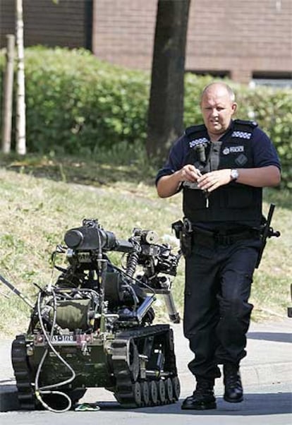 Un policía dirige un robot para detectar explosivos en un barrio de la ciudad de Leeds.