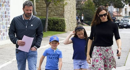 Ben Alleck y Jennifer Garner con sus hijos Seraphina y Samuel, en Los Ángeles.