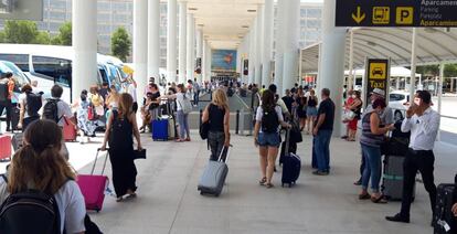 Multitud de pasajeros en el aeropuerto de Palma de Mallorca.