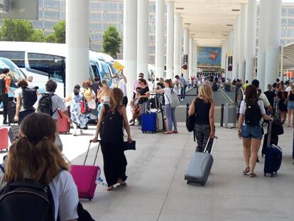 Multitud de pasajeros en el aeropuerto de Palma de Mallorca.