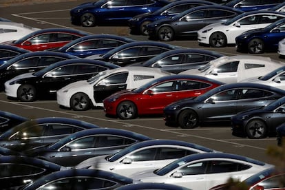 Varios Tesla Model 3 esperando a ser entregados en Richmond, California.