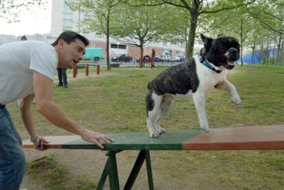 Un vecino de Ferrol, con su perro en el nuevo parque para estos animales abierto en la ciudad.