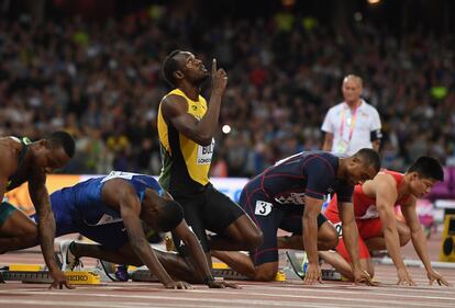 Usain Bolt antes de comenzar la carrera.