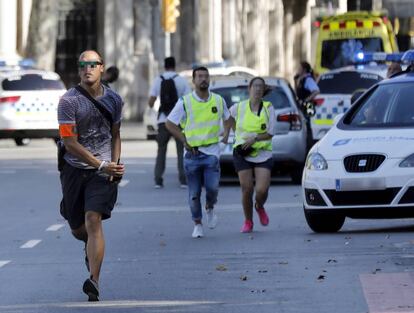 Agentes de policía en el lugar en el que una furgoneta ha atropellado esta tarde a varias personas que paseaban por las Ramblas de Barcelona.