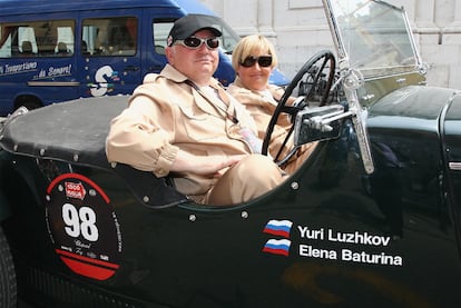 El alcalde de Moscú, Yuri Luzhkov, y su esposa, Yelena Baturina, única mujer en la <i>lista Forbes</i> de las 100 mayores fortunas de Rusia.
