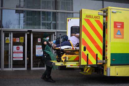 Personal sanitario traslada a un paciente al Hospital Royal London, en Londres (Reino Unido). El coronavirus ha dejado otros 630.000 casos durante las últimas 24 horas en todo el mundo, con lo que el total de contagios desde el inicio de la pandemia supera ya el umbral de los 97 millones, según los datos recogidos por la Universidad Johns Hopkins.