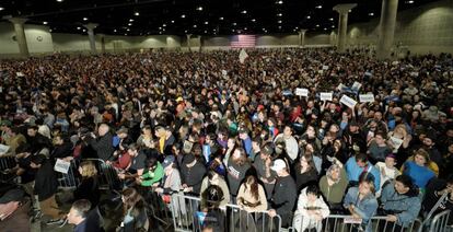 Una parte de los seguidores de Bernie Sanders en el mitin más multitudinario de las primarias, en Los Ángeles el domingo.