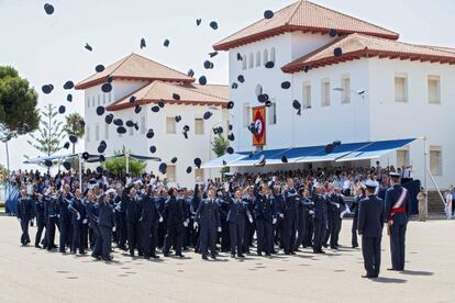 El rey Felipe VI (d), durante el acto de entrega de despachos a los 99 nuevos oficiales del Ejército del Aire que han acabado sus estudios en la Academia General del Aire (AGA) de San Javier.