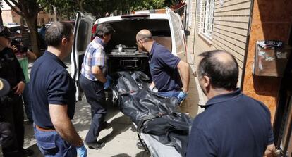 Traslado de uno de los cadáveres de la vivienda de Valencia en la que un hombre ha matado a su esposa enferma.