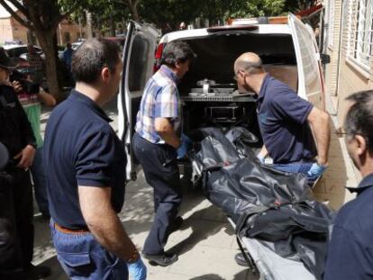 Traslado de uno de los cad&aacute;veres de la vivienda de Valencia en la que un hombre ha matado a su esposa enferma.