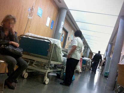 Camas en los pasillos de Urgencias del Ramón y Cajal