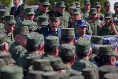 El entonces secretario de la Defensa de México, Salvador Cienfuegos, ofrece disculpas a los mexicanos por actos de tortura de los militares. Fue en una ceremonia donde se congregaron más de 26.000 efectivos, en el Campo Militar número 1 en abril de 2016.