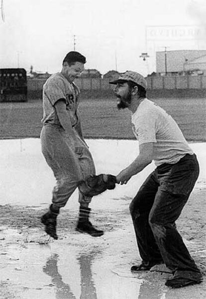 Raúl Castro (izquierda) y el Che Guevara durante un partido de béisbol en La Habana en 1959.