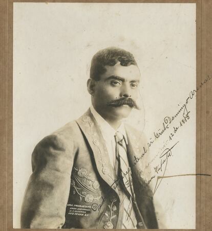 Emiliano Zapata assina em 1915 a foto que tinham feito dele em dezembro de 1914, após desfilar triunfante na Cidade do México com Pancho Villa ao seu lado. Era um presente a um de seus generais.