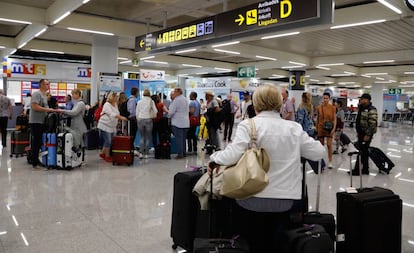 Pasajeros en el aeropuerto de Palma.