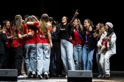 El grupo de música Marlena junto con las jugadoras de la selección.
