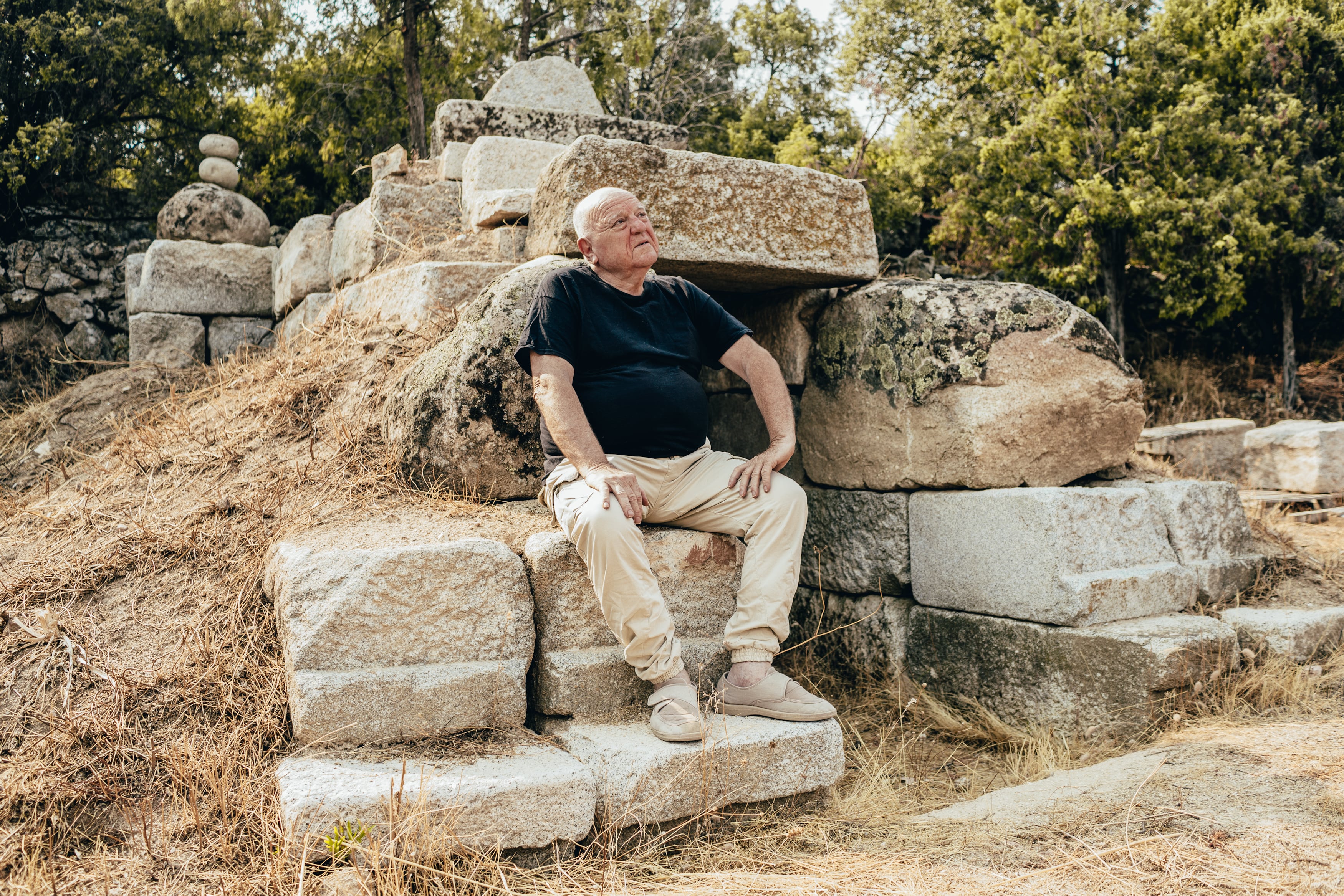 El cómico, actor y artista de circo Leo Bassi, en un enclave indeterminado de la Sierra Norte de Madrid.