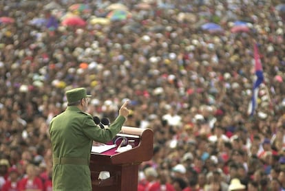 Multidão ouve Fidel Castro durante um discurso em Santiago (Cuba), em junho de 2002. O maior evento anunciado para este 90º aniversário serão várias apresentações de corais infantis em toda a ilha.