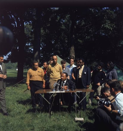 Los activistas por los derechos civiles Al Raby, Mike Lawson, Bernard Lee y Martin Luther King en una rueda de prensa en Warrenville, el 23 de junio de 1967.